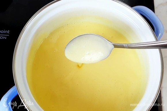 Яйца смешиваем с сахаром, добавляем сливки. Нагреваем при постоянном помешивании до загустения (почти до кипения). Затем остужаем крем до комнатной температуры.