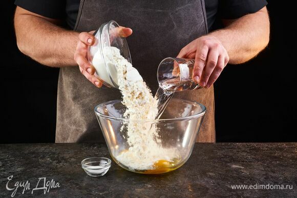 Муку дважды просейте. Добавьте к муке яйца, соль и, постепенно вливая холодную воду, замесите тесто — оно должно получиться крутым.