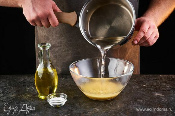 Кускус высыпьте в миску. Залейте кипятком, посолите и добавьте немного растительного масла. Оставьте на 5 минут.