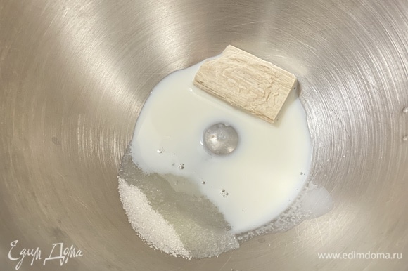 Дрожжи, половину сахара и молоко перемешать до растворения и оставить на 5–10 минут, до начала брожения.