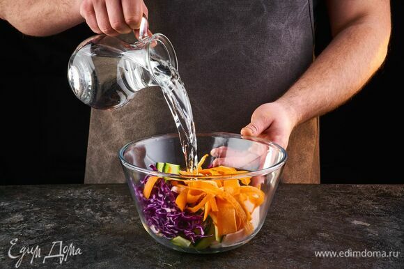 Выложите в чашу. Залейте холодной водой и оставьте на 15 минут, чтобы овощи стали твердыми и хрустящими. При желании посолите и добавьте масло.