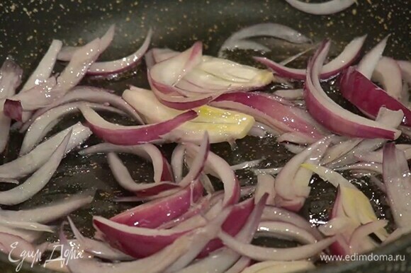 Разогреть в тяжелой сковороде оливковое масло и обжарить лук до золотистого цвета.