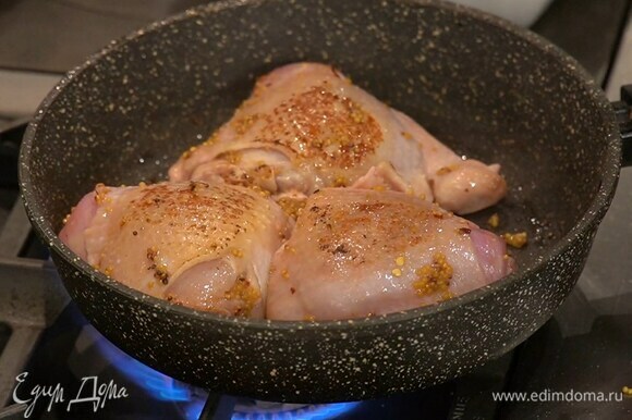 Куриные бедра выложить в ту же сковороду и обжаривать со всех сторон до появления золотистой корочки, затем переложить в форму с беконом.