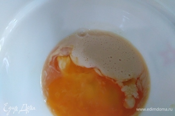 В ряженку добавить соду и слегка взбитое яйцо. Тщательно перемешать.