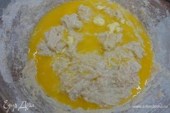 Для теста смешать просеянную муку, соль, сахар, ванильный сахар. Яйцо взбить и половину смешать с кефиром (оставшееся яйцо смешать с ложкой молока и накрыть пищевой пленкой, оно понадобится для смазывания булочек) и опарой. Замесить тесто и вымешивать 7–10 минут. Затем добавить мягкое сливочное и растительное масло, продолжить замес теста. Тесто собрать в шар, смазать растительным маслом, убрать в чистую миску, накрыть полотенцем или затянуть пищевой пленкой. Оставить тесто для подъема в теплом месте.