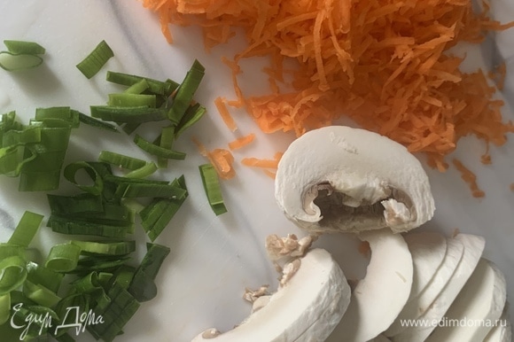 Морковь натираем на мелкой терке, грибы тонко нарезаем, измельчаем зеленый лук.