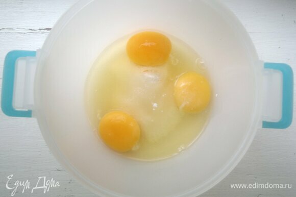Яйца взбить с сахаром и ванилином.