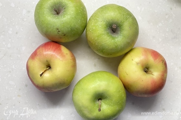 Яблоки очистить и нарезать на кубики. Лучше использовать яблоки разных сортов. Так вкуснее.