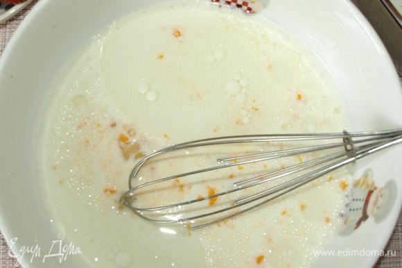 В отдельной миске соединить куриное яйцо, молоко и растительное масло. Все хорошо взбить венчиком до однородной массы.