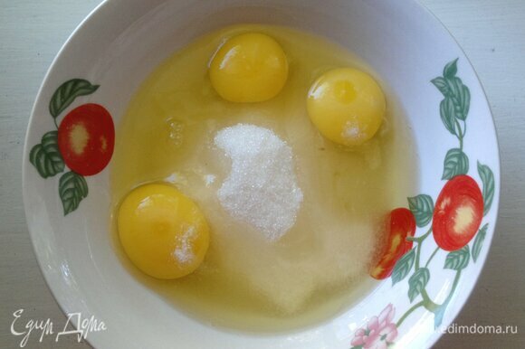 Яйца взбить с сахаром, солью, ванилином.