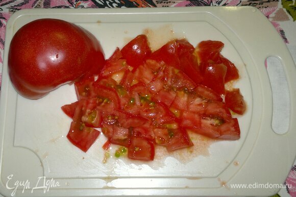Розовые помидоры вымыть, обсушить, нарезать небольшими кусочками.