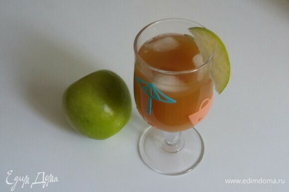 В бокал наливаем яблочный сок с мякотью, добавляем ром и лед, а затем украшаем бокал яблочный долькой. Коктейль готов!