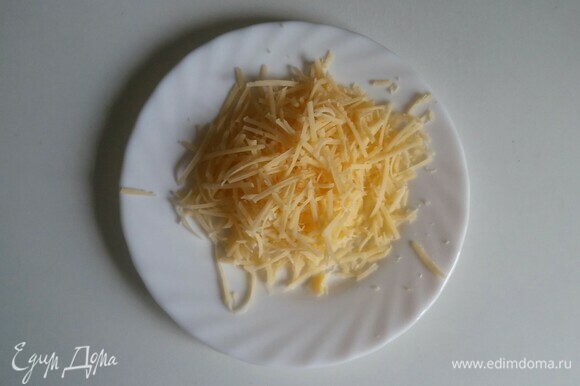 На мелкой терке натереть сыр.