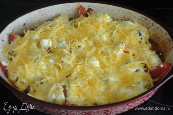 Залейте фрикадельки с овощами соусом и посыпьте тертым сыром. И верните в духовку еще на 5–10 минут, до золотистой корочки.