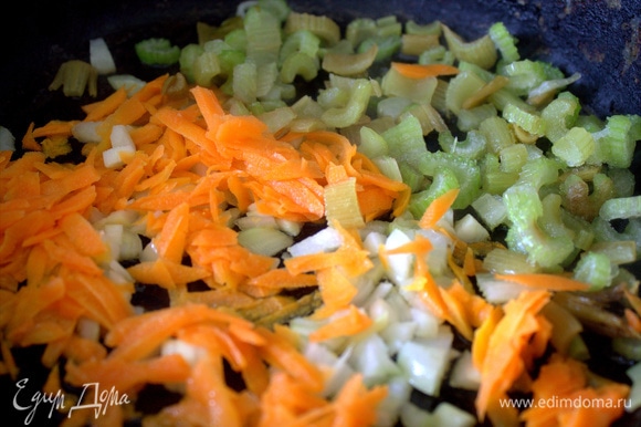 Измельченные морковь и лук слегка обжарить в масле, высыпать сельдерей, подержать на огне немного вместе.