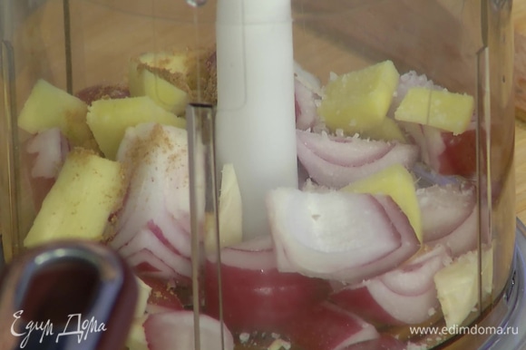 Приготовить имбирную смесь: половину лука и чеснока поместить в блендер, добавить имбирь, зиру, кориандр и соль, все взбить.