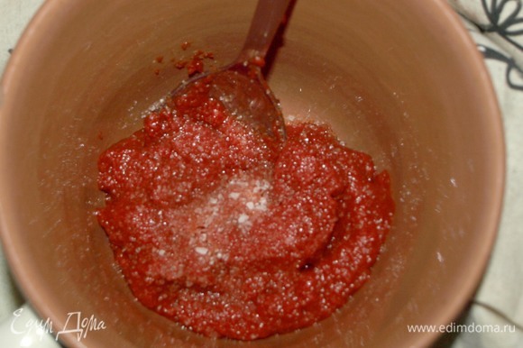 В миске развести томатную пасту, сахар и соль горячей водой до консистенции сметаны.
