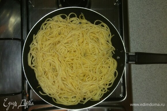 Когда спагетти сварились, нужно переложить их на сковороду, на которой жарили овощи, добавив чуть-чуть масла. Обжариваем спагетти около 5 минут.