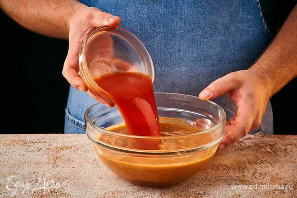 Влейте оставшийся томатный сок, перемешайте. Регулируйте густоту супа по своему вкусу. Поставьте гаспачо настаиваться в холодильник на 2–3 часа.