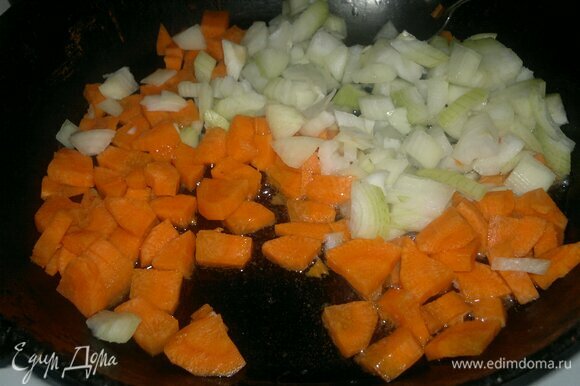Лук и морковь почистить, вымыть, обсушить. Лук нарезать мелко, морковь — небольшими ломтиками. В сковороде разогреть растительное масло и обжарить лук с морковью до мягкости и легкого румянца.