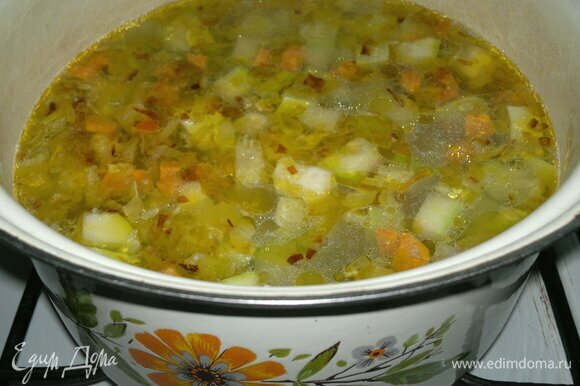 Когда картофель и кабачки будут почти готовы, добавить в кастрюлю лук и морковь.