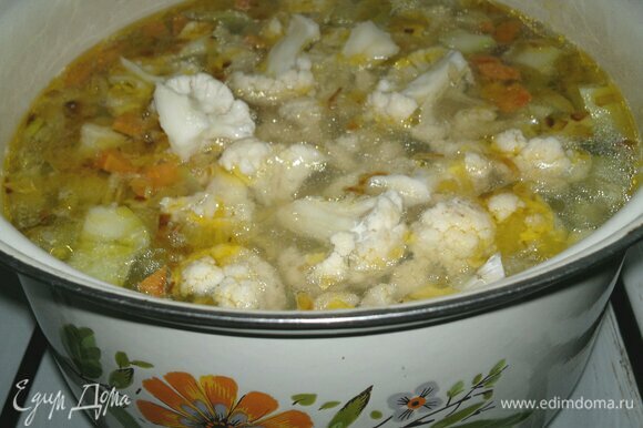 Положить в суп цветную капусту, варить 3–4 мин.