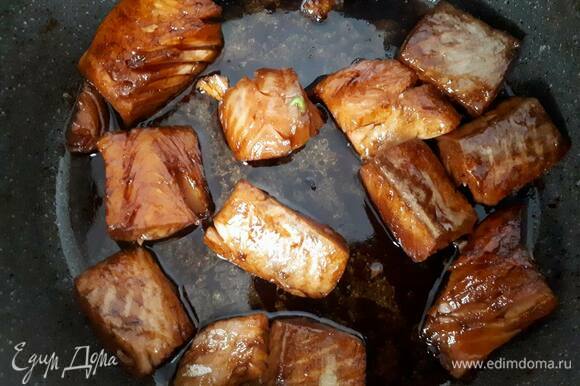 Хорошо нагрейте кунжутное масло на сковороде и очень быстро обжарьте лосося с двух сторон. Буквально по несколько секунд.
