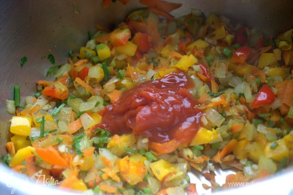 Размешать томатную пасту или соус.