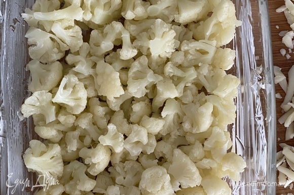 Форму для запекания смазать сливочным маслом, выложить капусту.