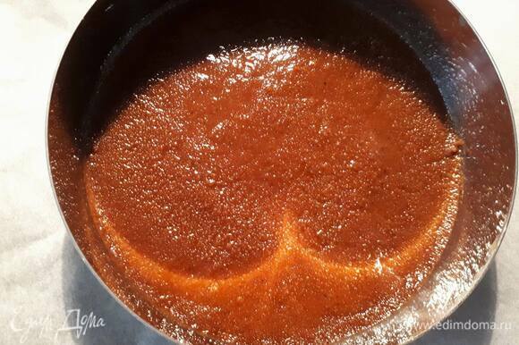 Разровняйте тесто на дне кондитерского круга и поставьте в духовку на 10 минут. Затем выньте из духовки и поставьте духовку разогреваться до 180°C.