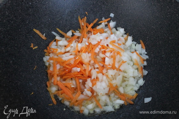 Лук и морковь обжариваем в разогретом воке с растительным маслом.