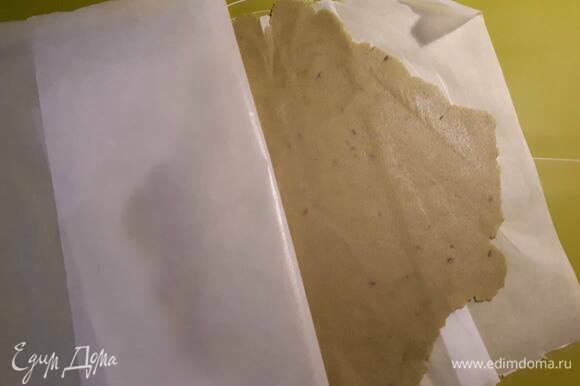 Поместите краклен между двух листов пекарской бумаги и раскатайте до 2–3 мм толщины. Уберите в холодильник.
