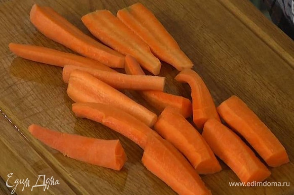 Морковь почистить, у сладкого перца удалить плодоножку и семена.