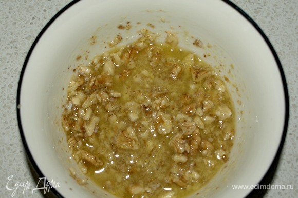 Грецкие орехи мелко порубить. В миске смешать оливковое масло, яблочный уксус и горчицу. Добавить измельченные грецкие орехи и перемешать. Мед добавлять по вкусу.