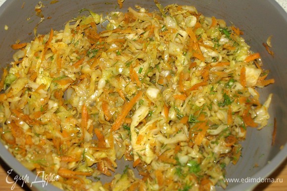 Лук, чеснок и морковь очистить. Морковь натереть на средней терке, лук и чеснок мелко порубить. Капусту нашинковать, зелень порубить. В сковороде разогреть растительное масло. Обжарить лук, морковь и чеснок до мягкости моркови, добавить капусту и готовить до готовности капусты. Добавить соль, красную молотую паприку, черный молотый перец по вкусу. Снять с огня, добавить зелень. Дать немного остыть.