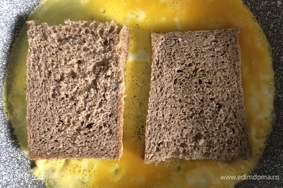 Яйца взбить с солью до образования однородной массы, вылить в разогретую сковороду, смазанную небольшим количеством масла, сверху положить кусочки хлеба на некотором расстоянии друг от друга (как на фото).