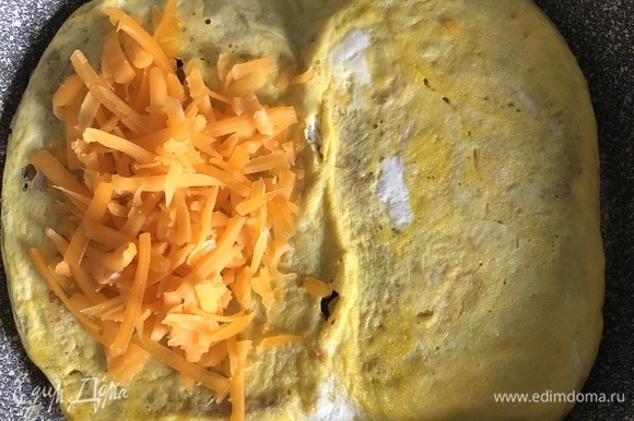 Как только яйца схватятся, переворачиваем хлеб с омлетом и сразу начинаем выкладывать начинку: у меня тертый сыр (можно взять плавленый сыр пластами).