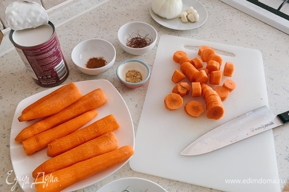 Нарежьте морковь кружочками или кубиками. Чем мельче нарежете, тем быстрее потом сварится морковь.