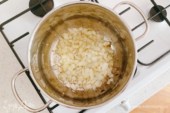 В сковороду добавьте лук и обжаривайте несколько минут.