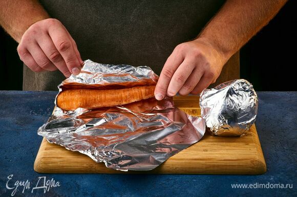 Морковь и свеклу оберните фольгой. Запекайте в духовке при 200°C до готовности.