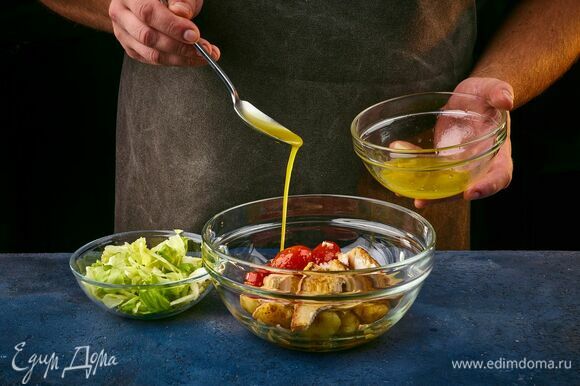 В салатнике соедините обжаренные овощи с рыбой, добавьте салатный микс и заправку.