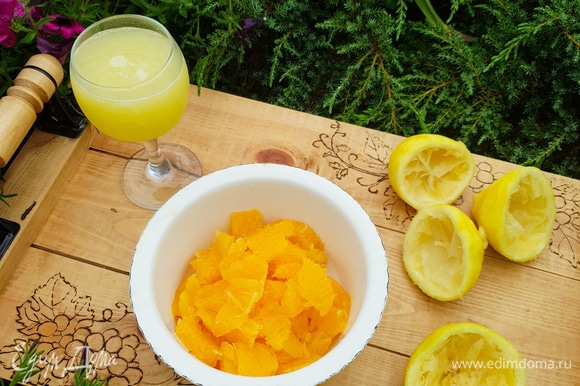 Дольки апельсина разрезать на половинки. Из лимонов выдавить сок.