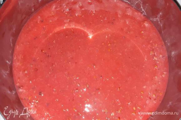 Натяните пищевую пленку на кондитерский круг диаметром 16 см. Вылейте ягодное пюре внутрь и поставьте в морозилку примерно на час до затвердения.