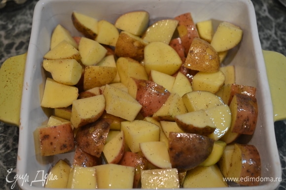 Выложите в жаропрочную форму или на противень и поставьте в разогретую до 180°C духовку минут на 30–40. Один раз перемешайте картофель, чтобы он равномерно зарумянился со всех сторон.