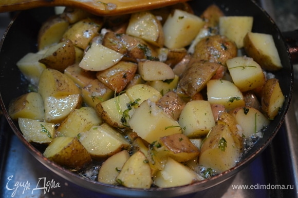 Добавьте запеченный в духовке картофель, перемешайте и обжаривайте все на среднем огне минут 5–7.