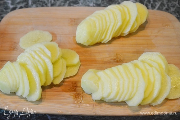 Картофель почистите и нарежьте тонкими кружками.