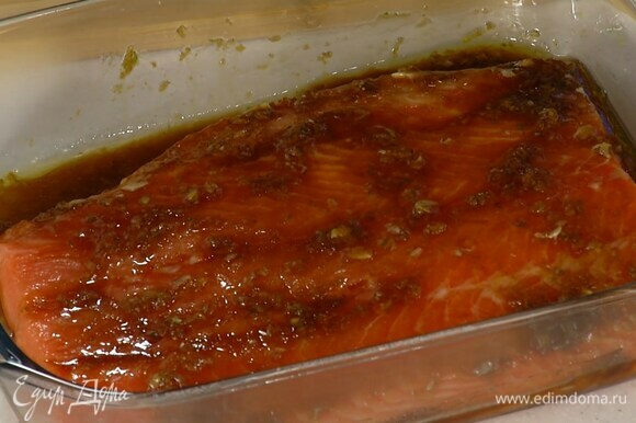 Замаринованную рыбу полить глазурью и запекать в разогретой духовке 20–25 минут.
