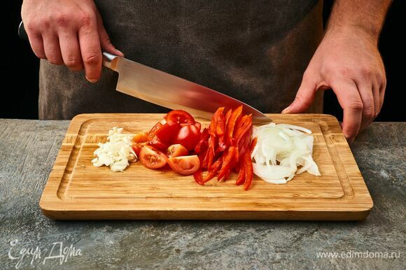 Лук и чеснок мелко порубите, болгарский перец нарежьте соломкой, помидоры черри разрежьте на 4 части.