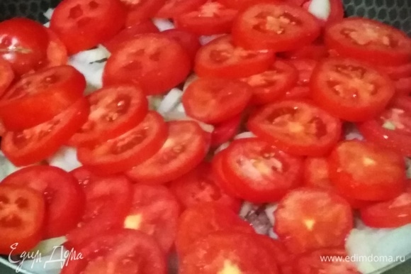 Добавить помидоры, посолить.