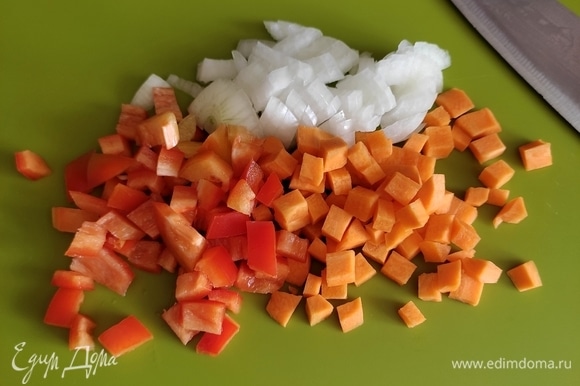 Сначала приготовим соус. Лук, морковь, болгарский перец режем кубиками и обжариваем на 2 ст. ложках оливкового масла.